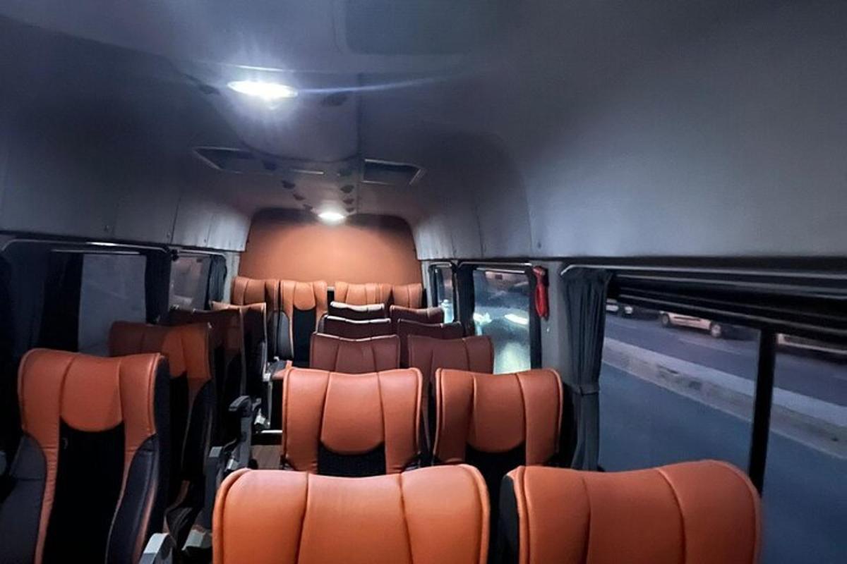tühi buss oranžide istmetega bussis