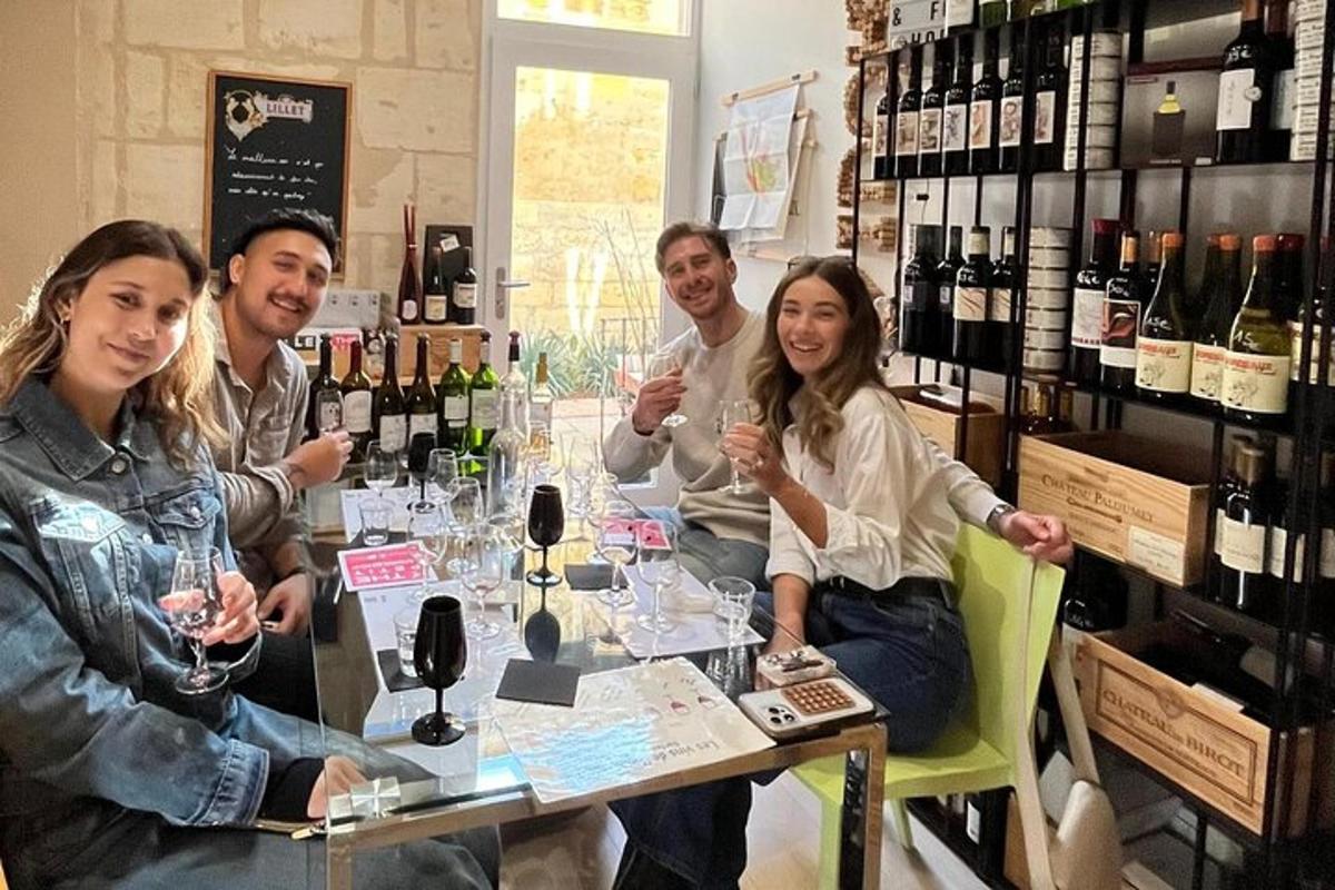 un grup de oameni așezați în jurul unei mese cu pahare de vin