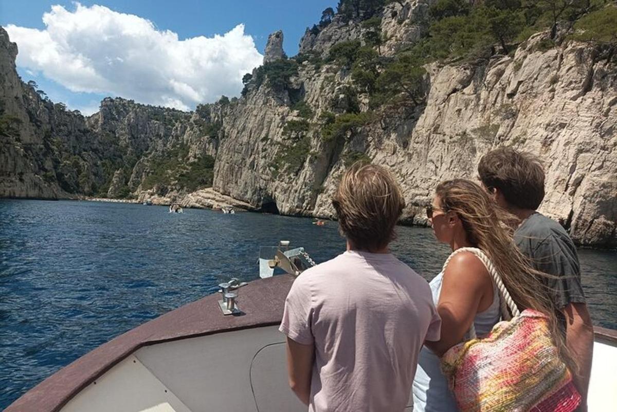 un grupo de personas en un barco en el agua