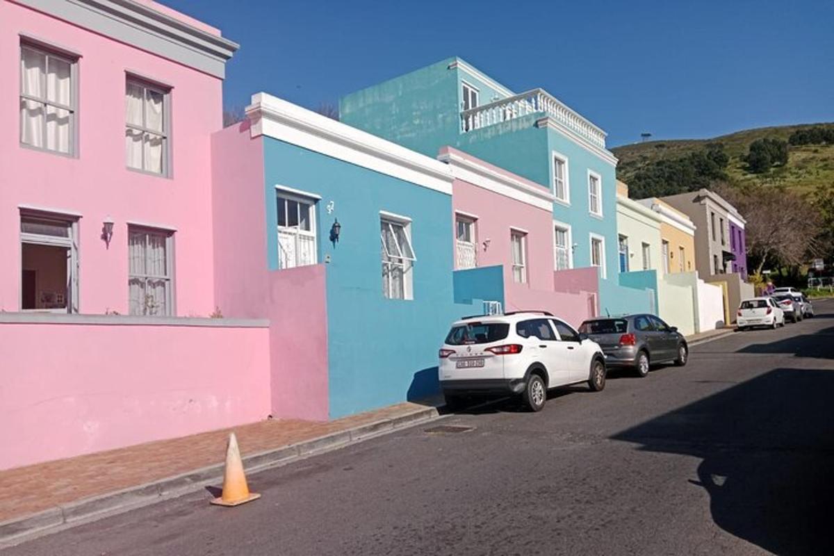 una strada con auto parcheggiate davanti a case colorate