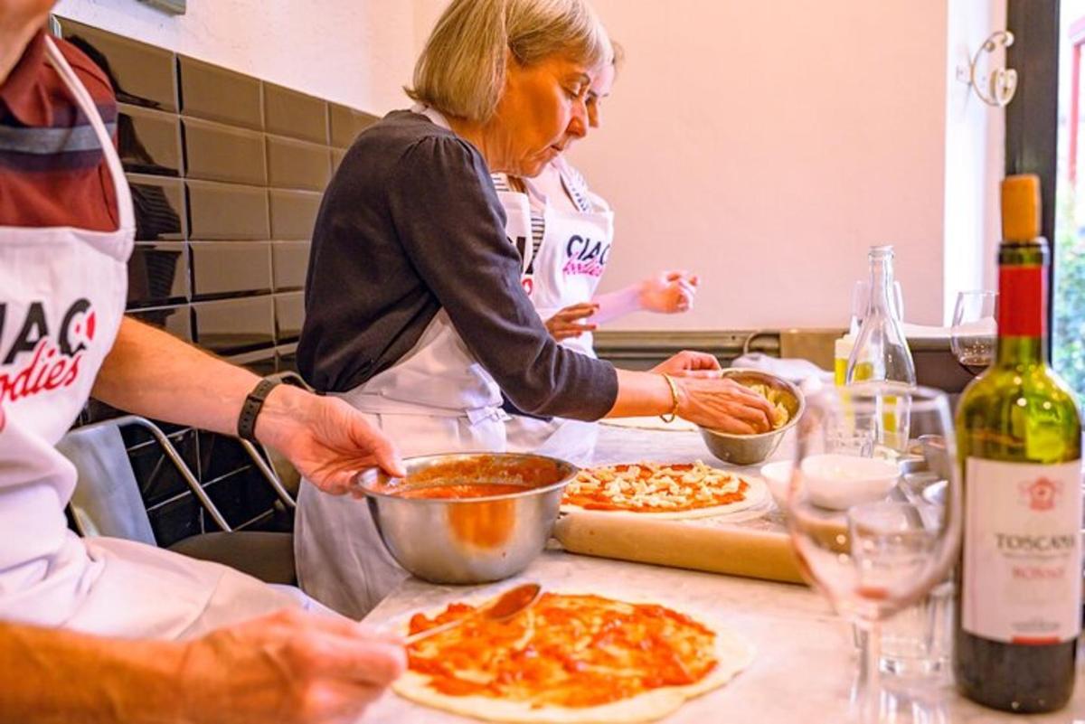dvě ženy v kuchyni připravují pizzu v kuchyni