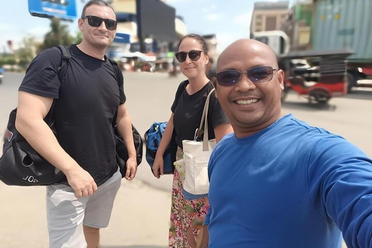 um grupo de três pessoas em pé uma ao lado da outra