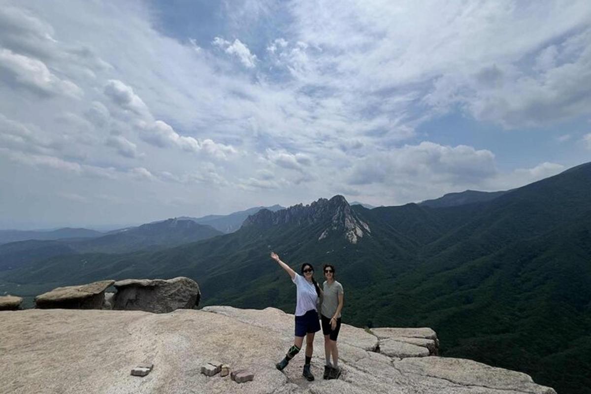 Un hombre y una mujer de pie en la cima de una montaña