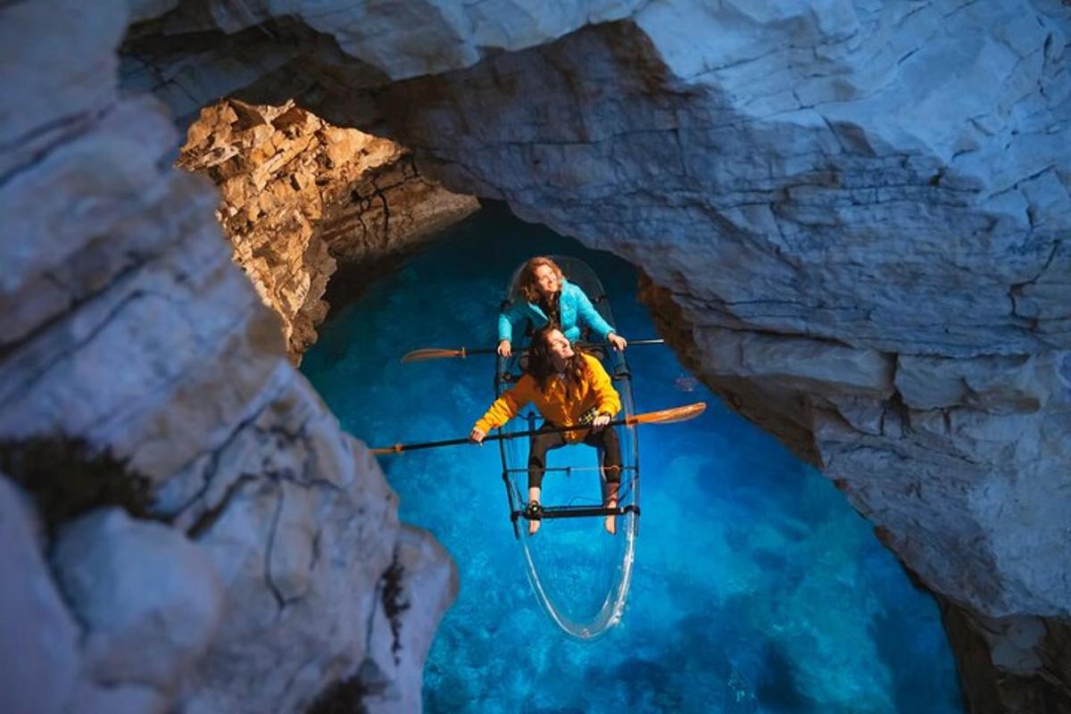 due persone sono su una barca in acqua