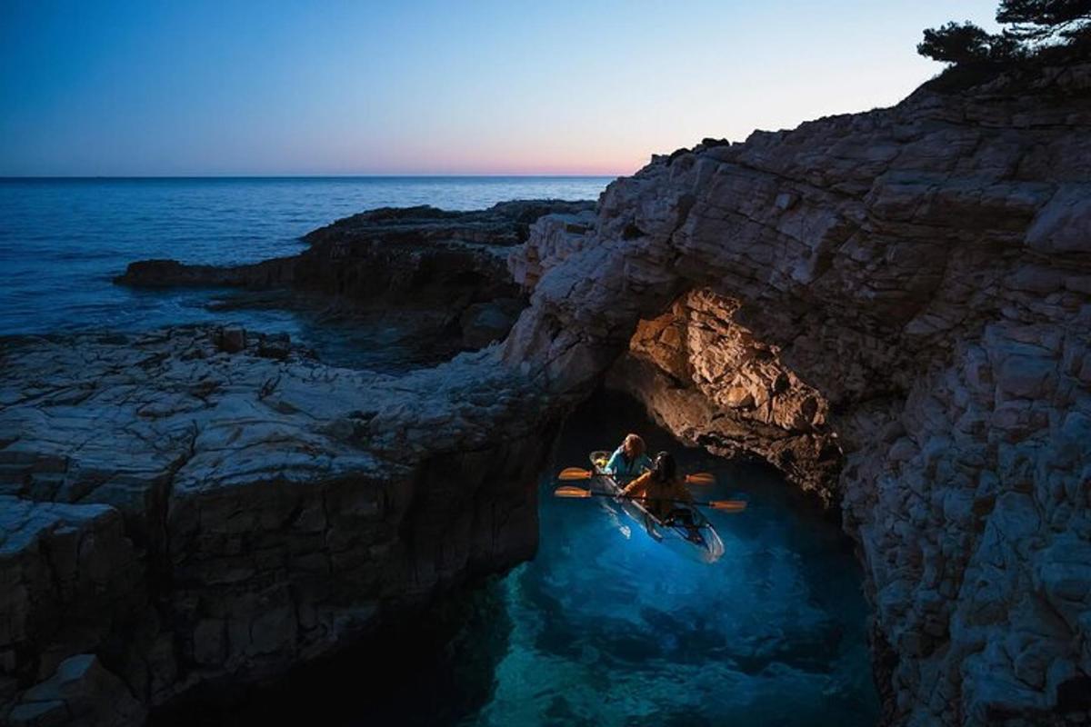 due persone in kayak in una grotta
