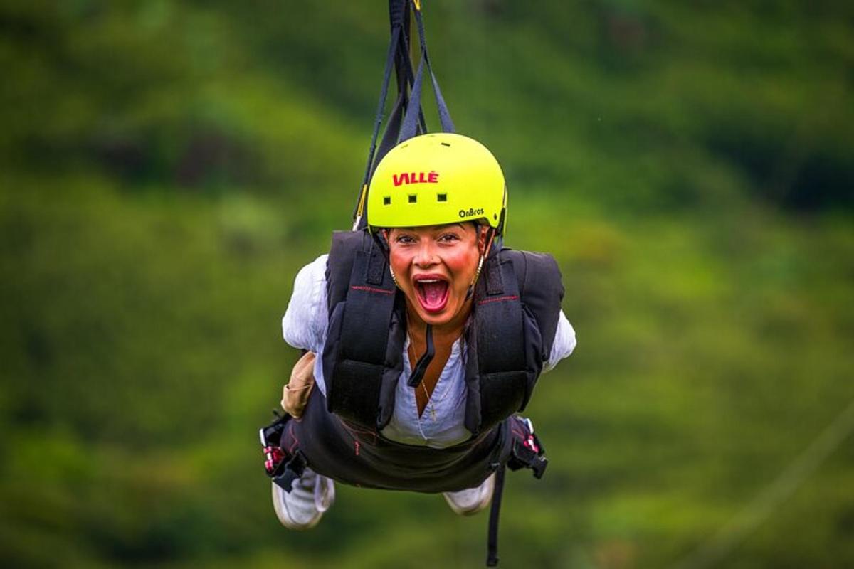 uma mulher com um capacete amarelo pendurada em uma corda