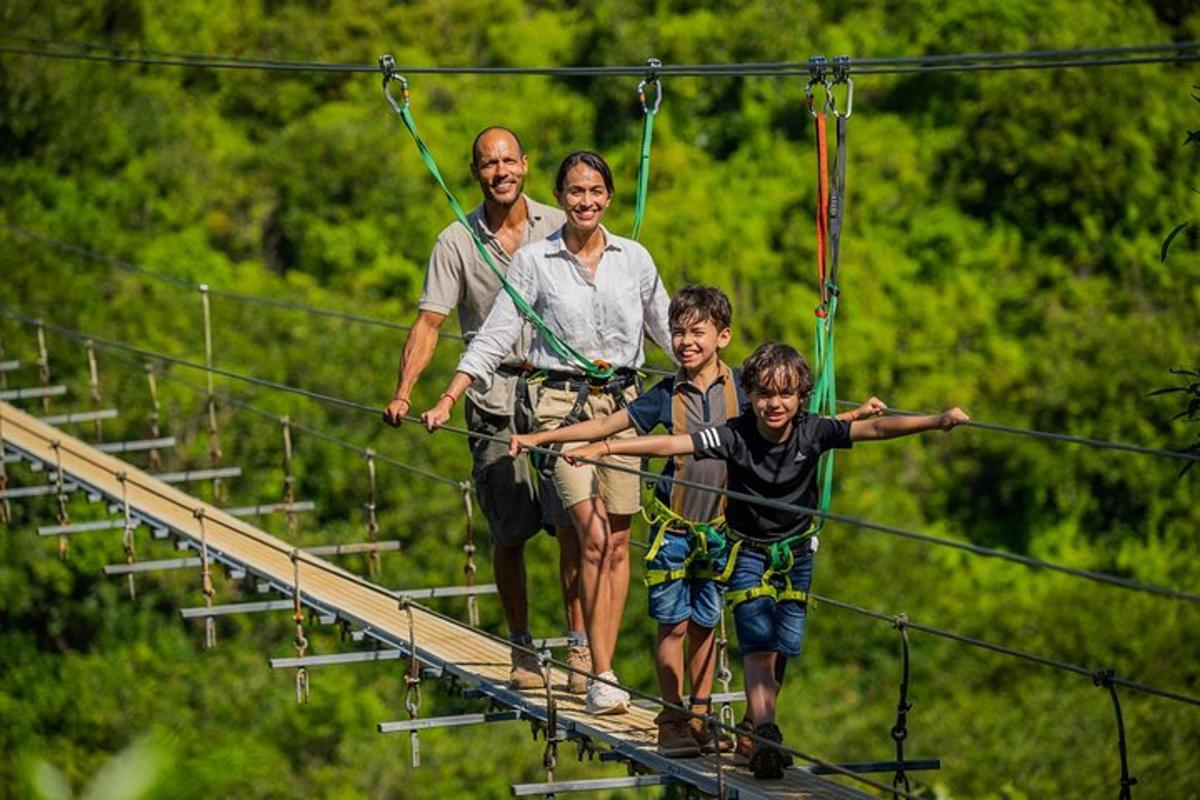 um grupo de pessoas caminhando sobre uma ponte suspensa
