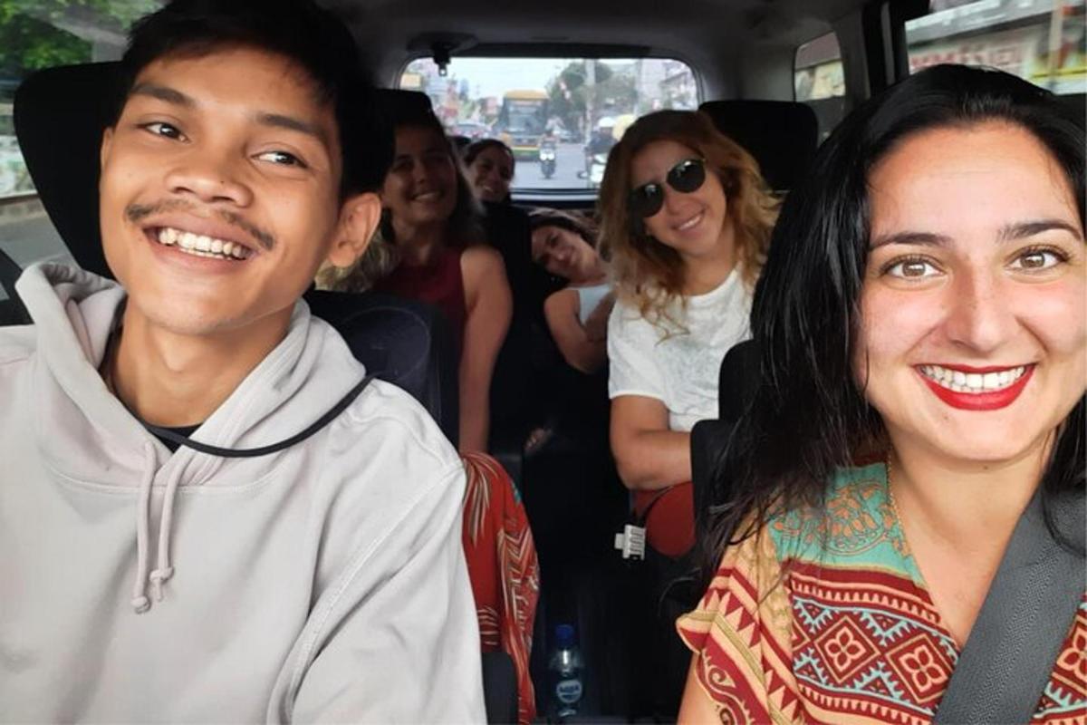 un grup de persones que viatgen en autobús