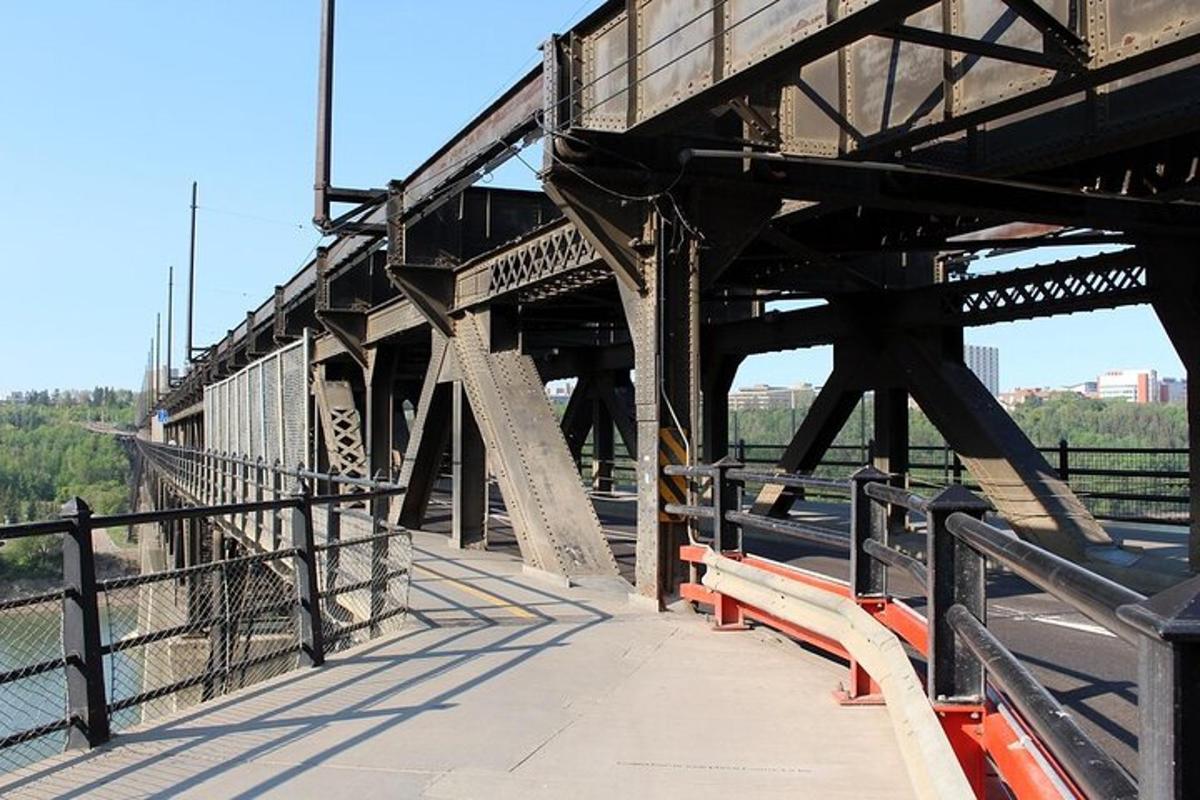 starý most s vlakem na něm