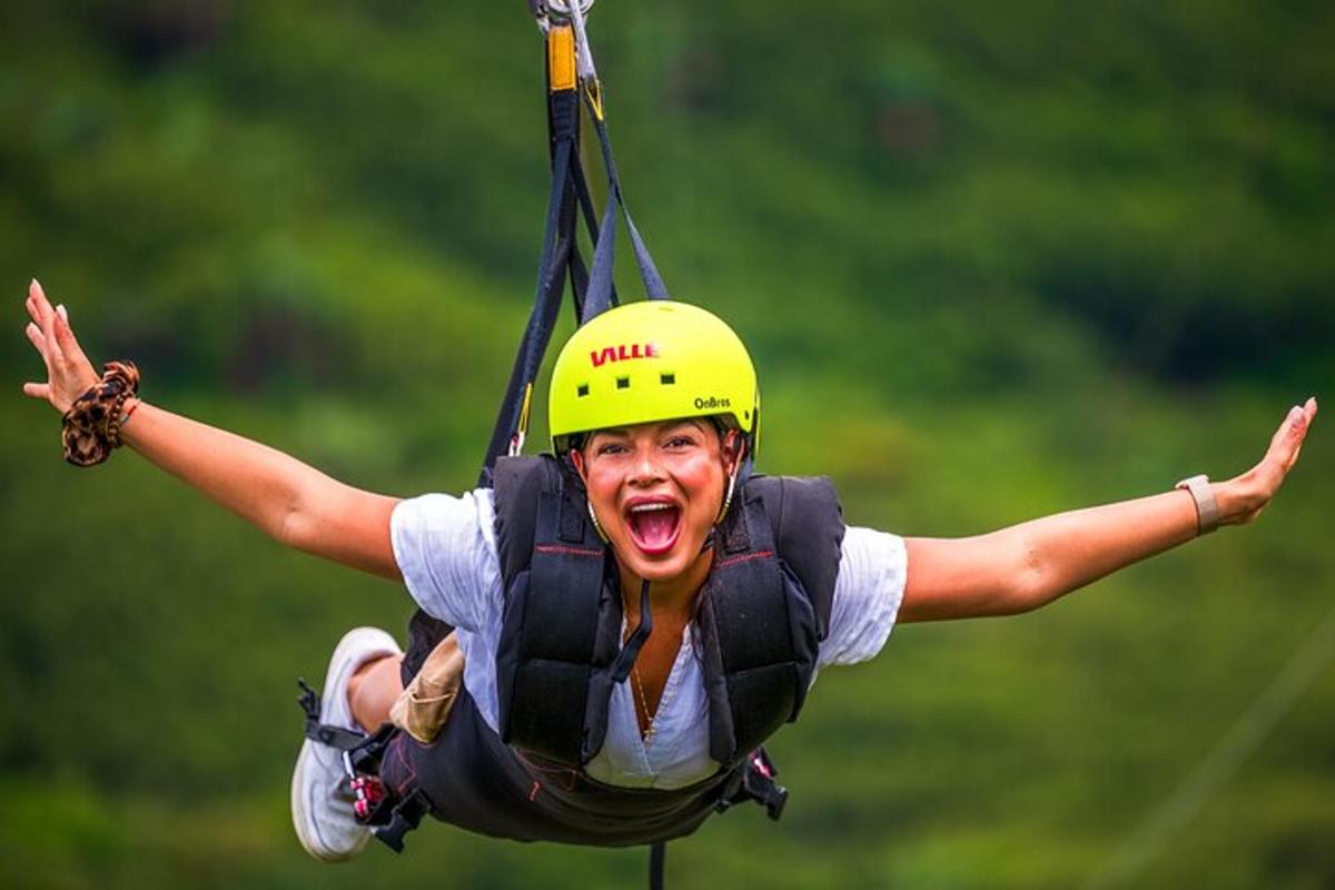 una donna con il casco è su una teleferica