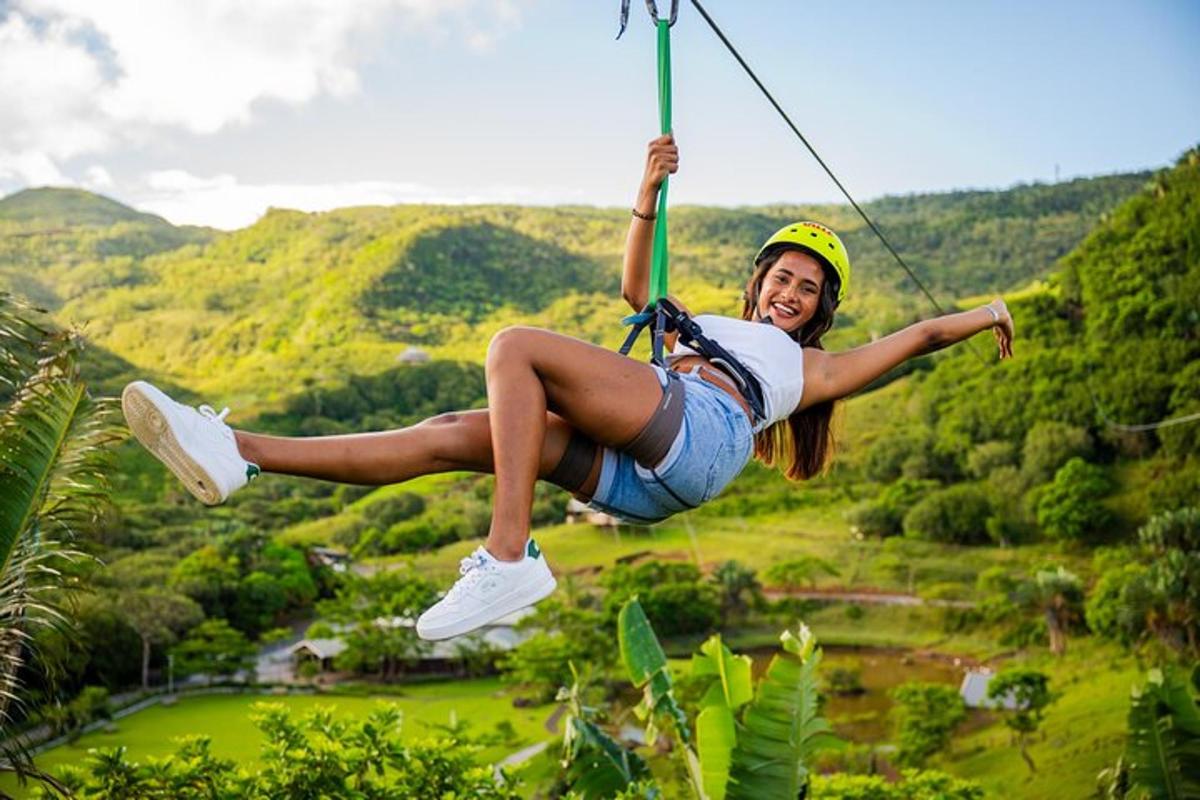 Una mujer está colgada de una tirolesa