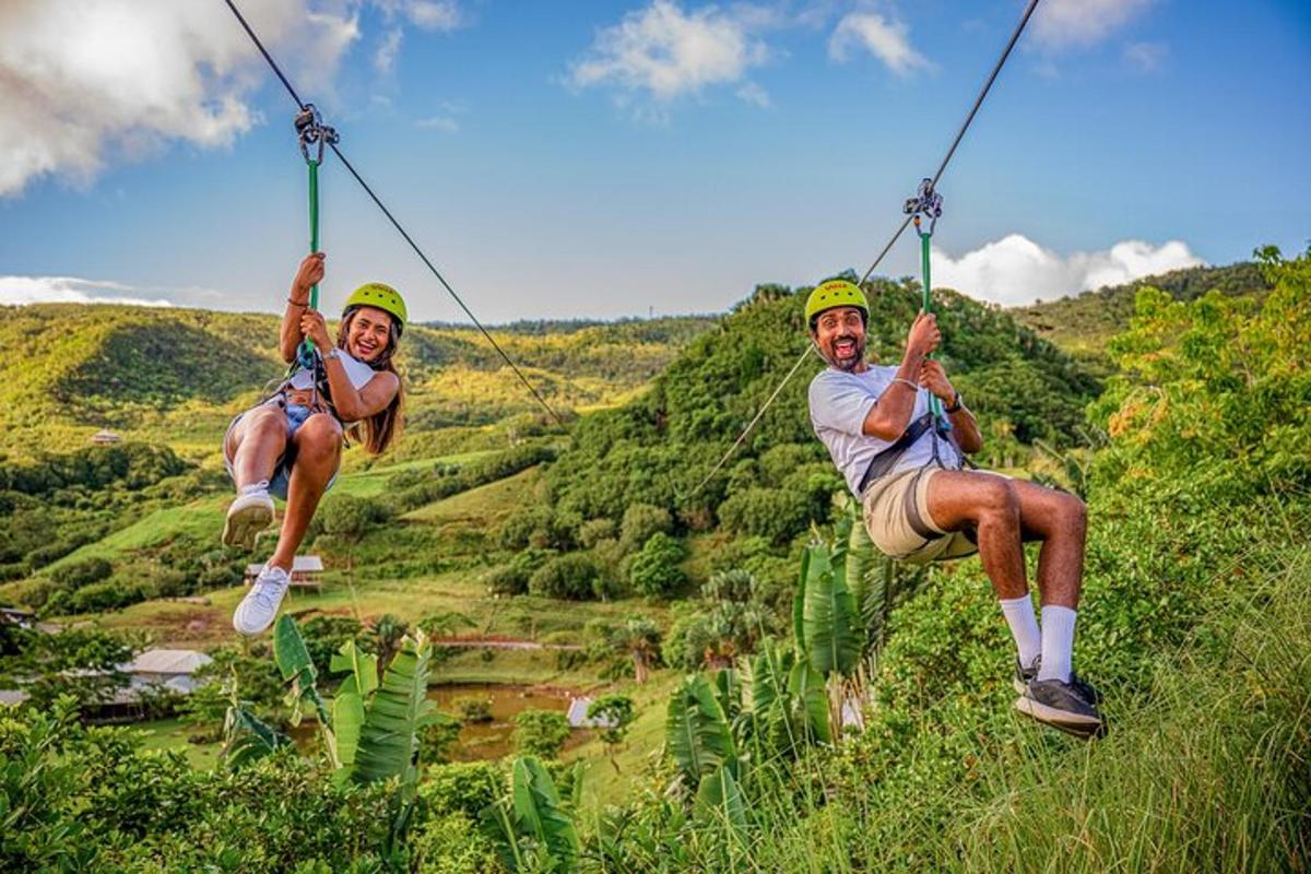 dva lidé jezdící na ziplinech v horách