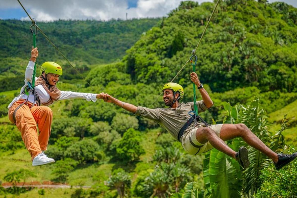 dve osebi na zip lineih v džungli