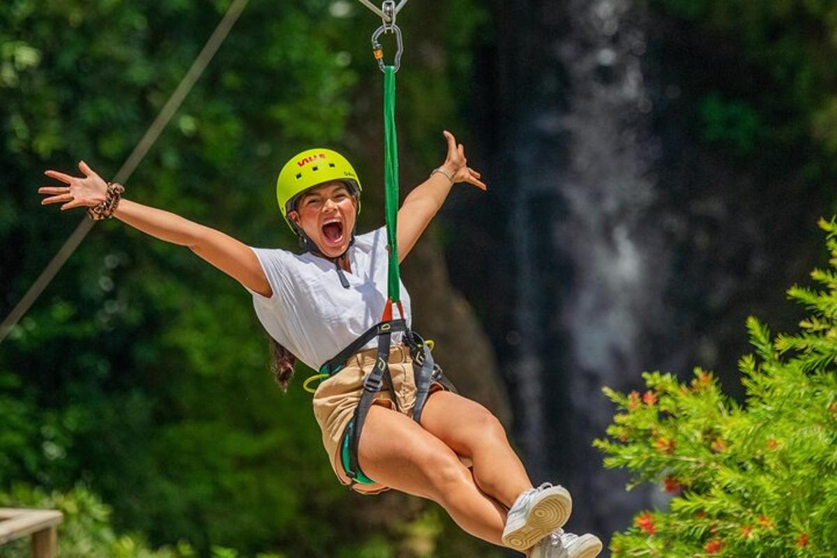 en kvinne med hjelm som rappellerer fra en zipline
