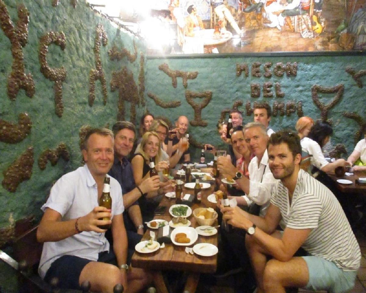 Un grupo de personas sentadas alrededor de una mesa en un restaurante.