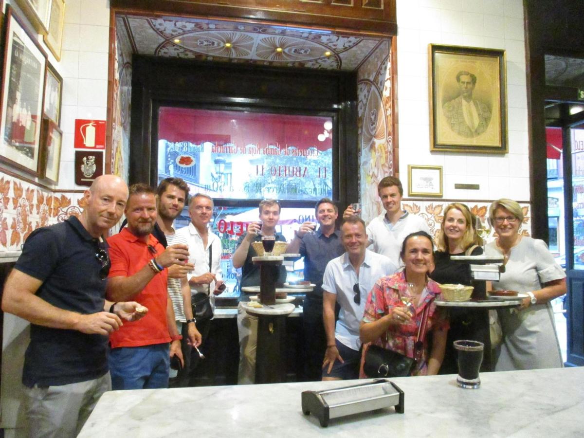 Un grupo de personas posando para una foto en un bar.