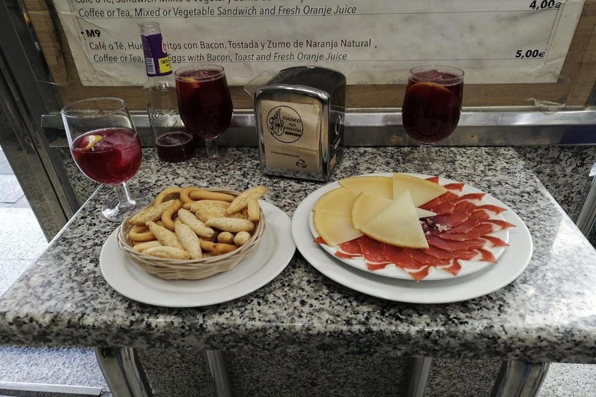 uma mesa com dois pratos de comida e uma taça de vinho