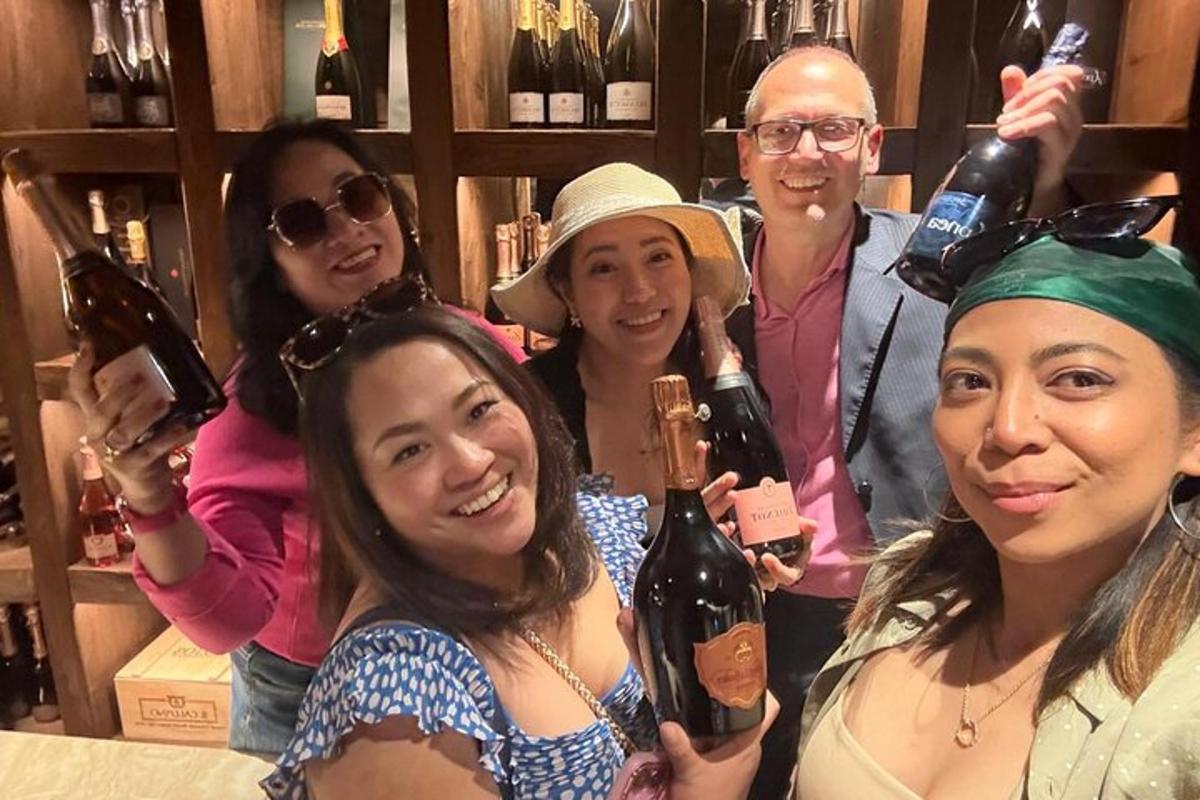 một nhóm người đang cầm những chai rượu