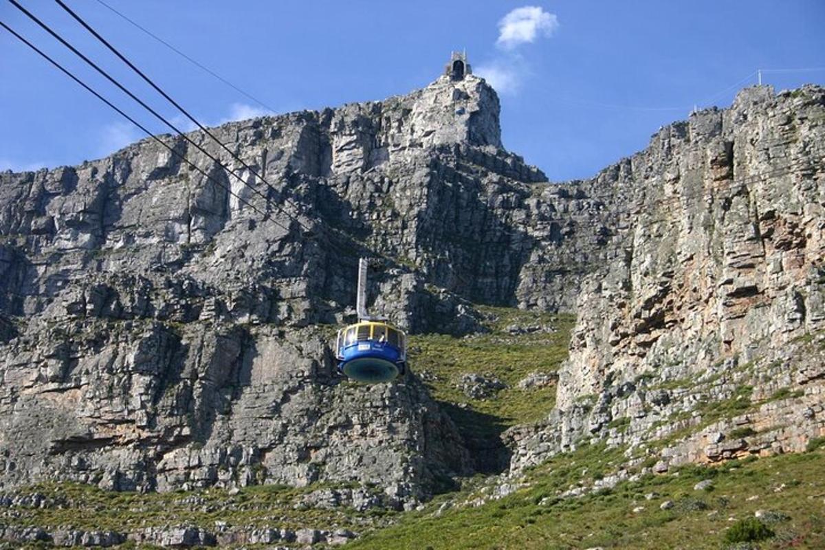 una muntanya amb un telefèric davant