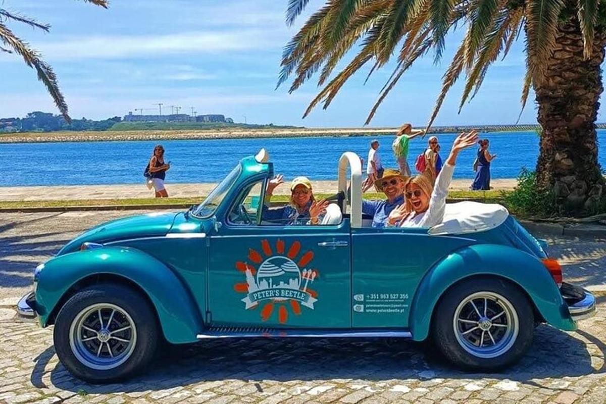 un grup de oameni într-o mașină albastră cu plăci de surf