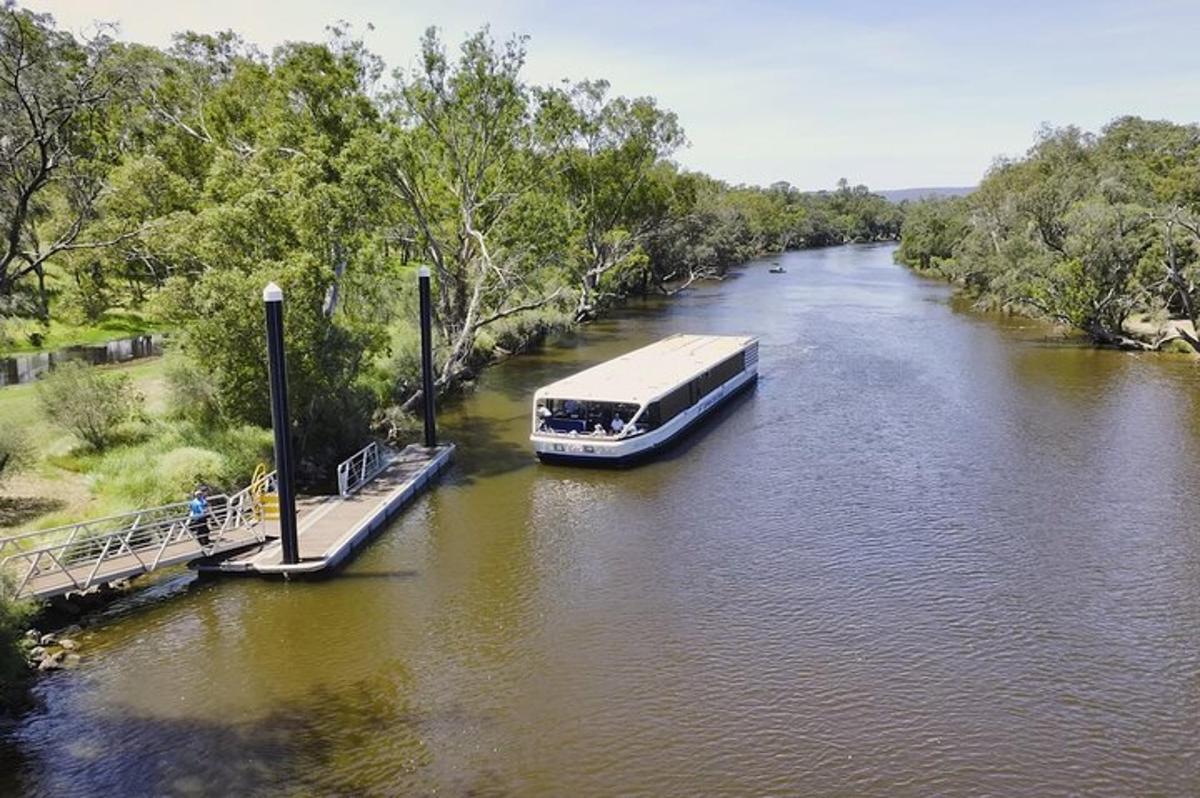 een bus ligt aangemeerd aan een steiger aan een rivier