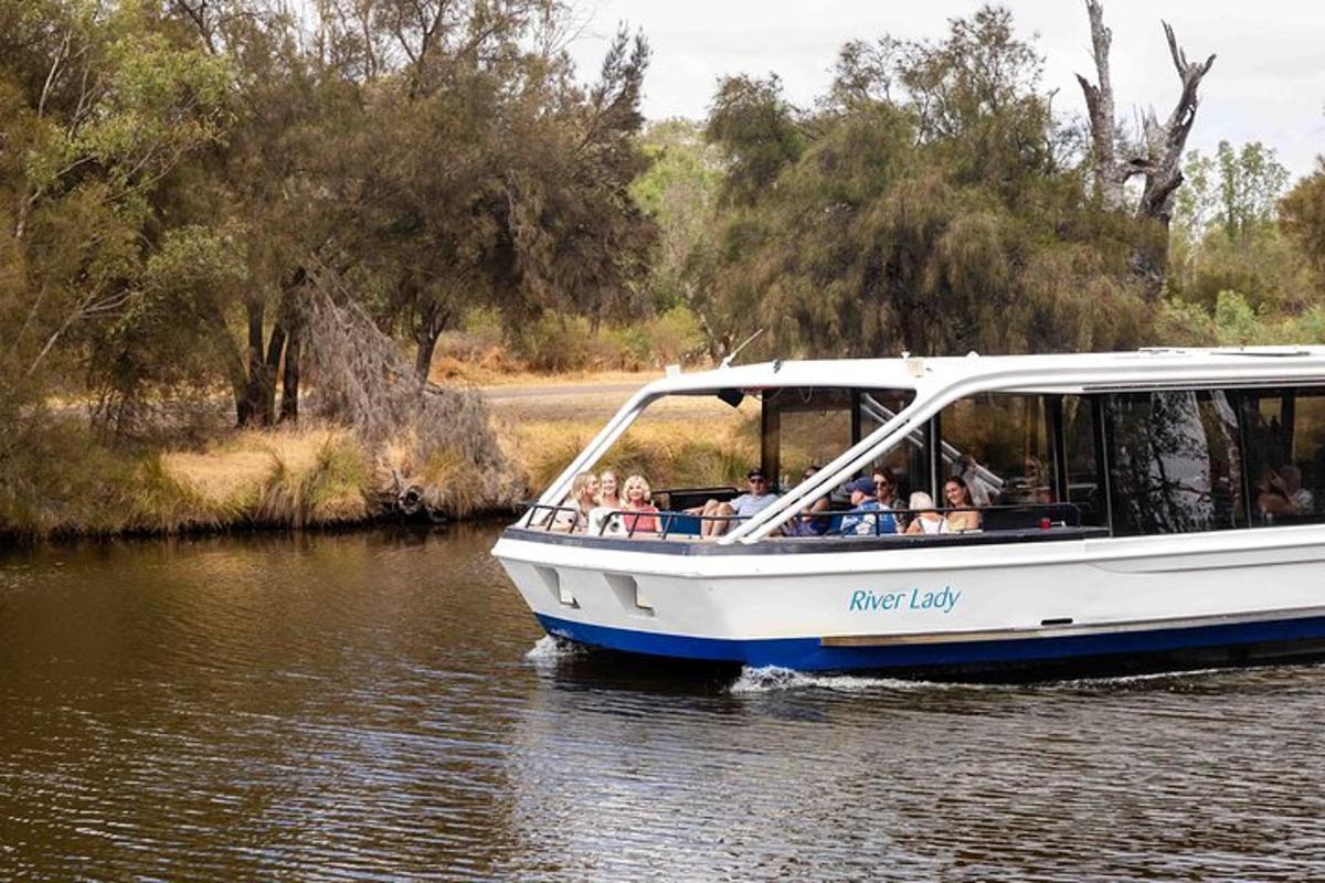 een groep mensen op een boot op een rivier