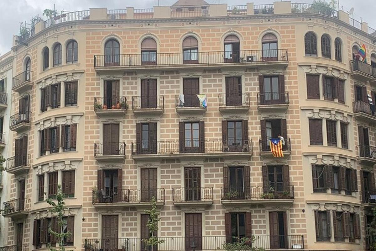 一座前面挂着旗帜的大型砖砌建筑