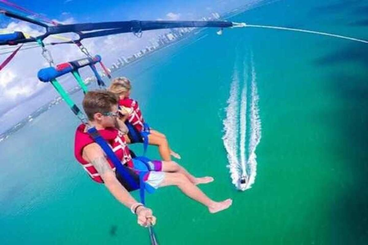 hai người đang đi trên một chuyến đi trên mặt nước