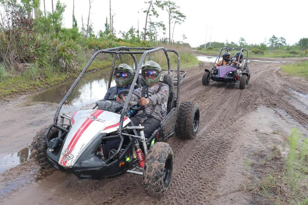 kaks inimest sõidavad ATV-dega kruusateel