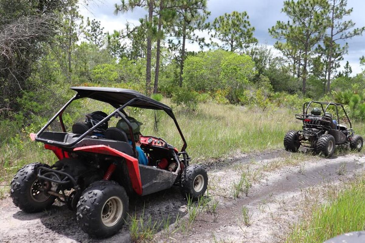 kaks ATV-d on pargitud kruusateele