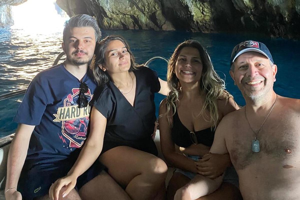 grupp inimesi istub paadis vees