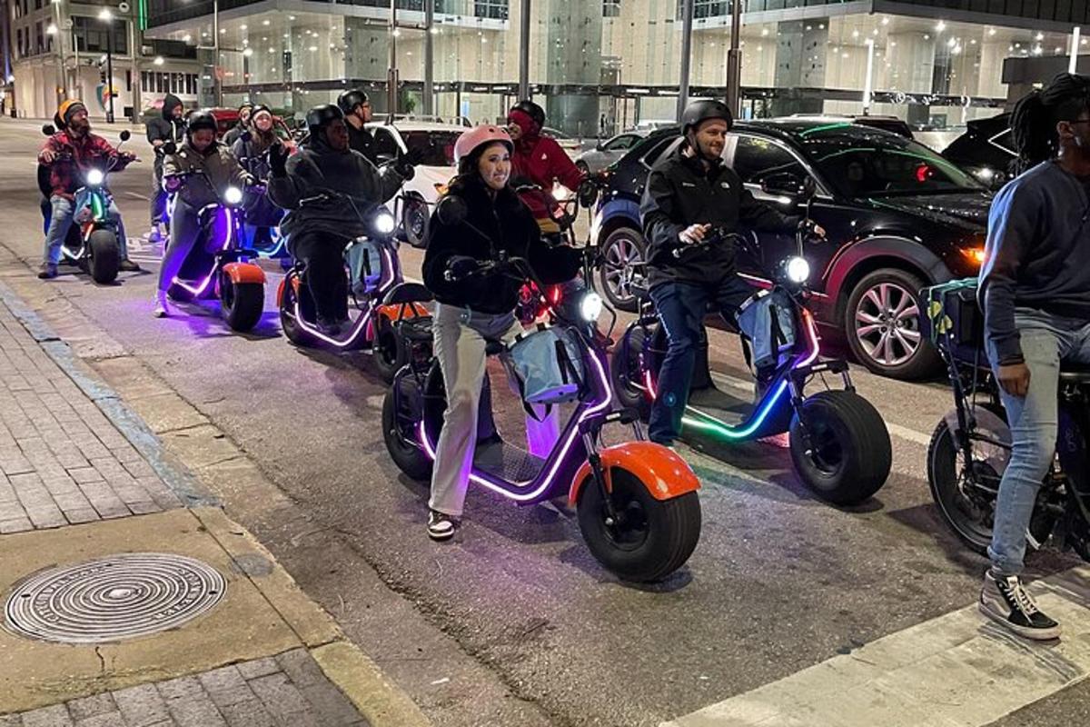 skupina lidí jedoucích na motorkách na ulici