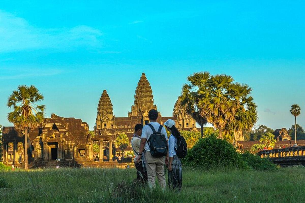 eine Gruppe von Menschen steht vor einem Tempel