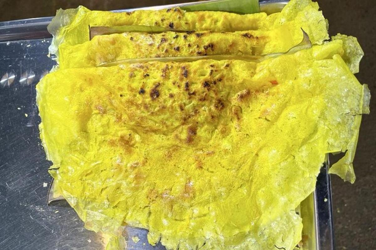 un primo piano di un pezzo di cibo su un vassoio