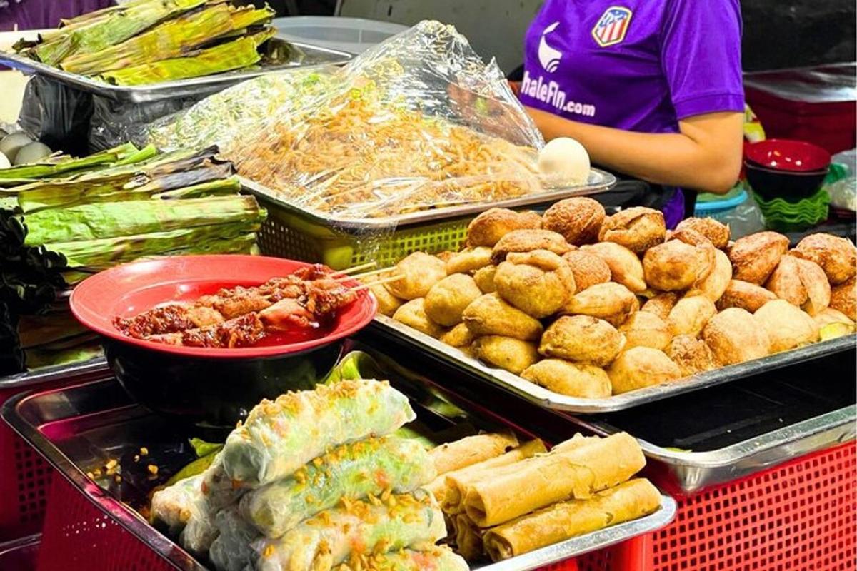 un buffet pieno di diversi tipi di cibo in vassoi