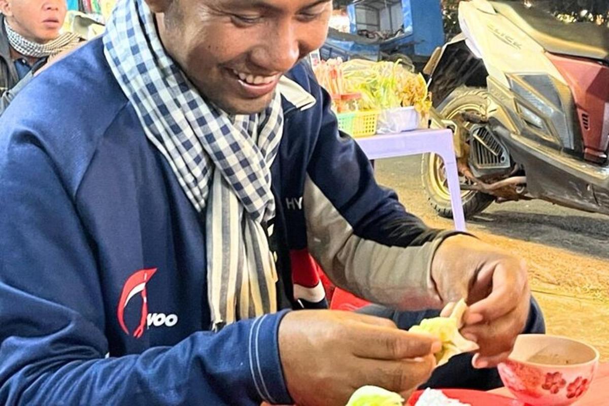 un uomo seduto a un tavolo che mangia cibo
