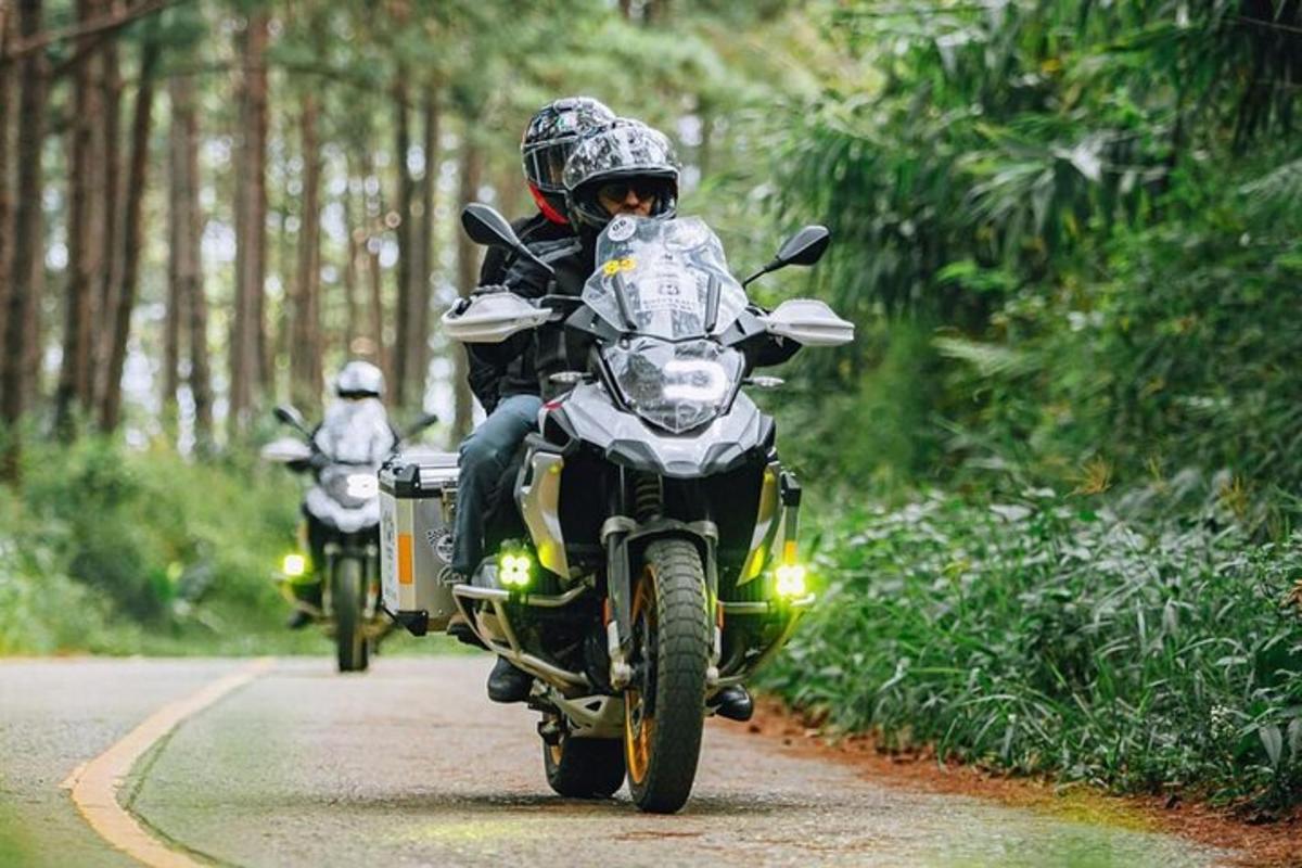 dva lidé jedoucí na motorkách po silnici
