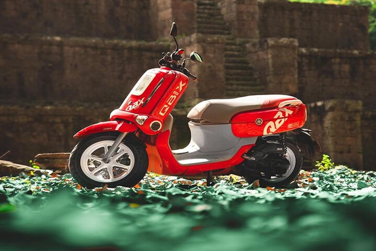 rauður vespa lagður á jörðinni