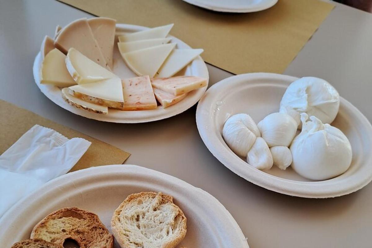 ein Tisch mit Tellern voller Essen mit Brot und Käse