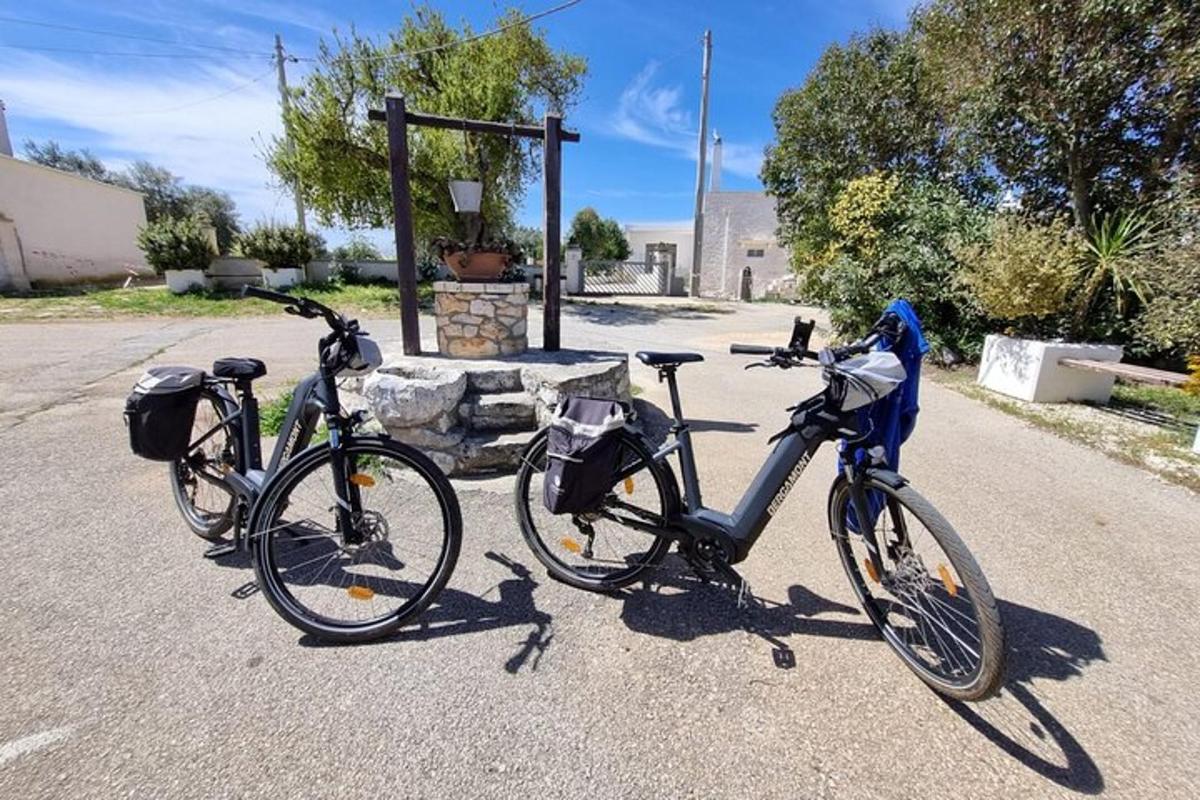 zwei Fahrräder nebeneinander auf einer Straße geparkt