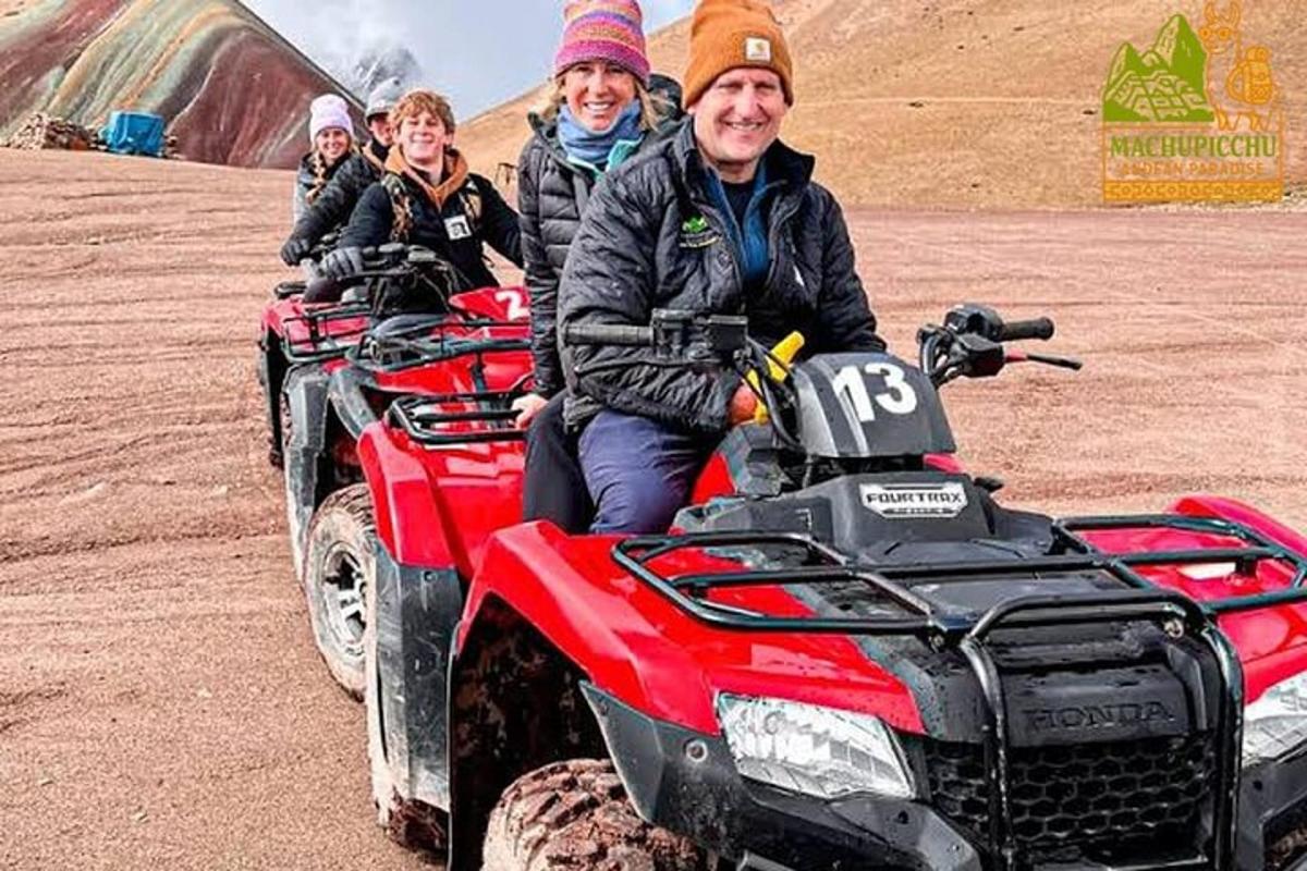 un gruppo di persone che guidano quad nel deserto