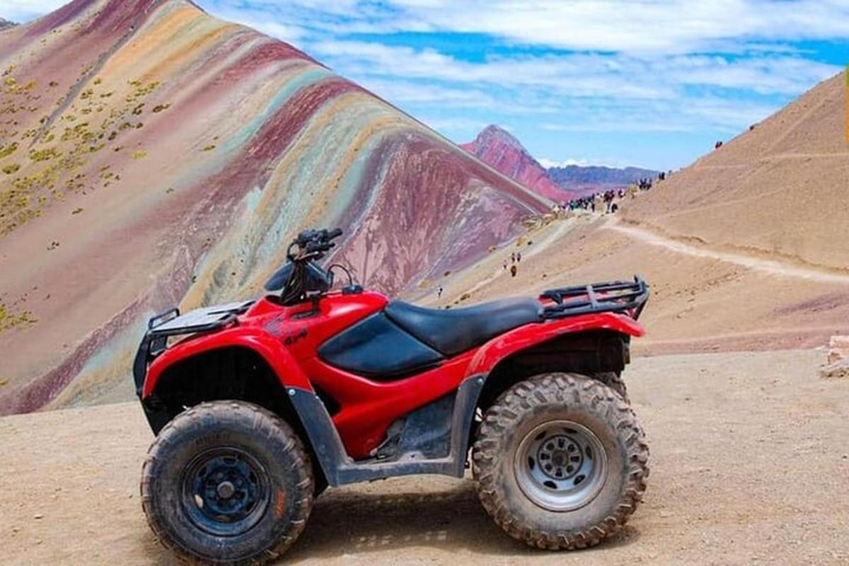 un quad rosso parcheggiato nel deserto