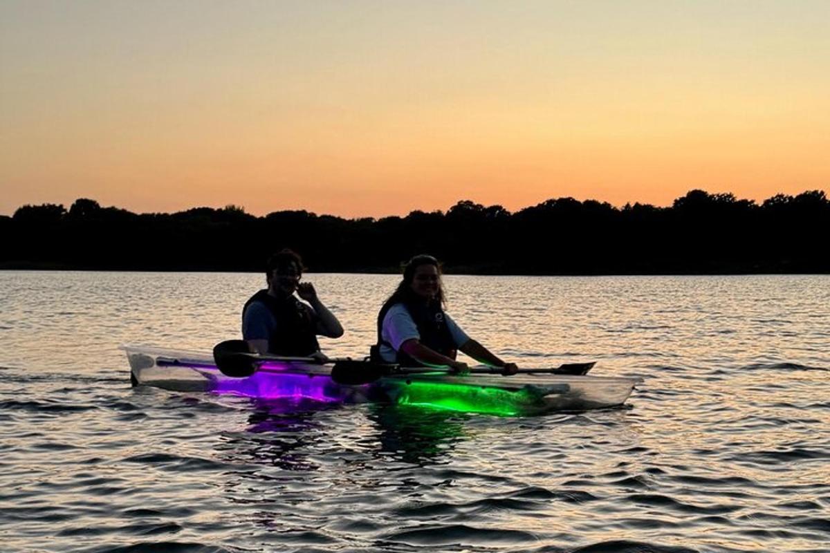 due persone sedute su un kayak in acqua