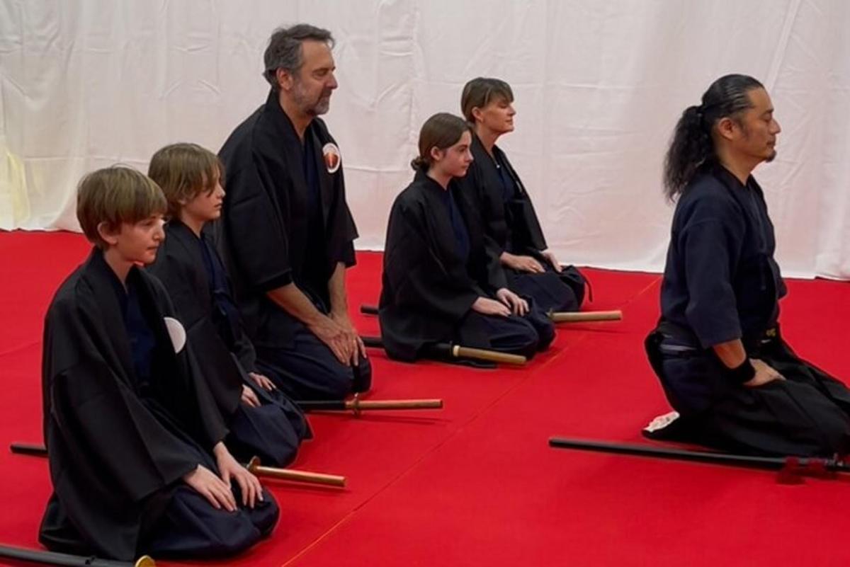 un grupo de personas sentadas en una alfombra roja