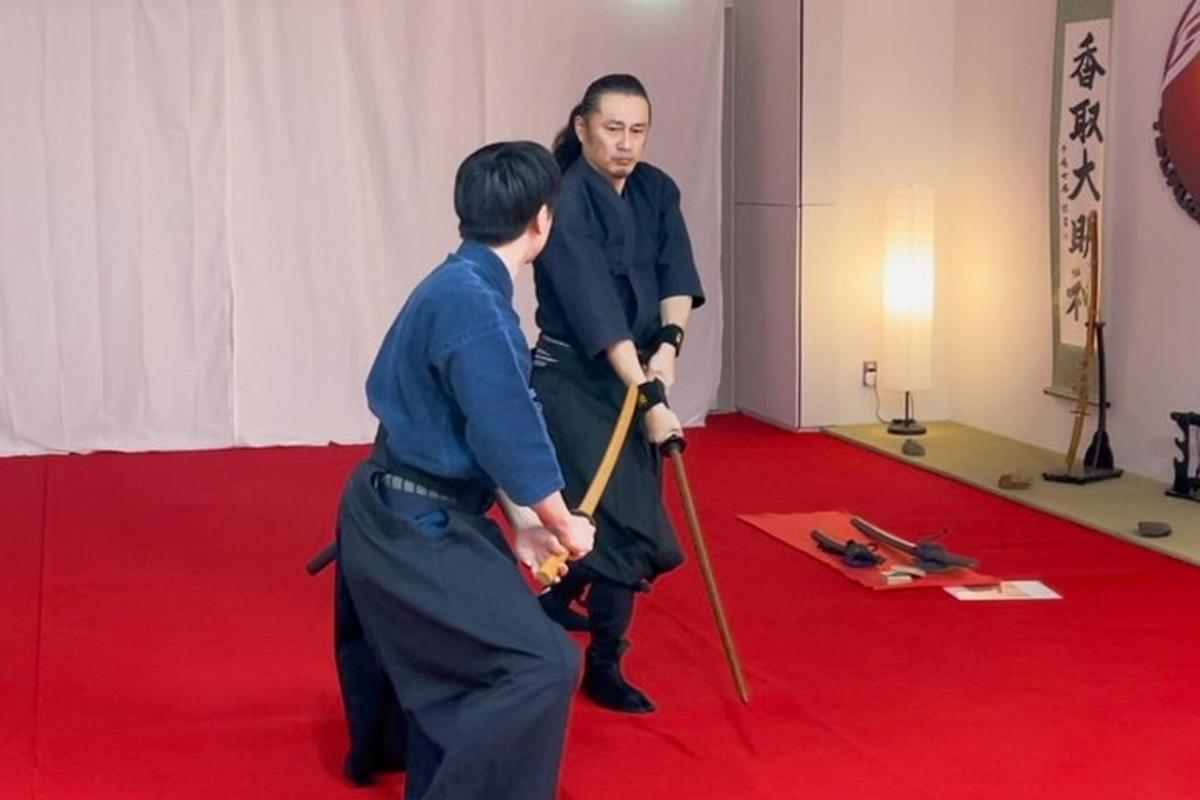 dois homens em uma sala com tapete vermelho