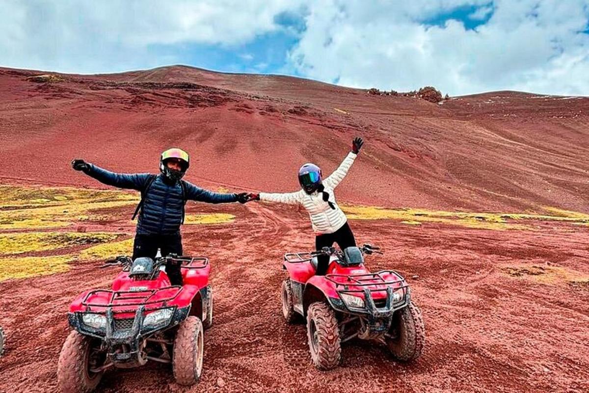 Egy férfi és egy nő állnak ATV-k mellett egy földpályán