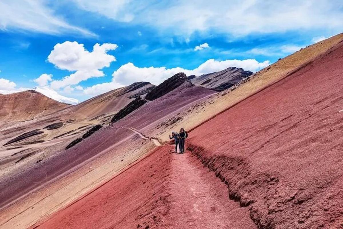 un home caminant per un camí de terra al desert