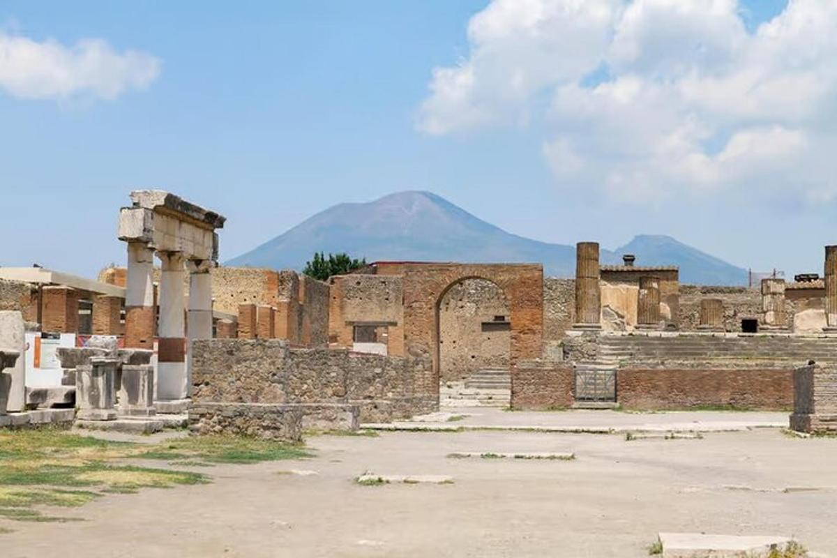 o clădire veche cu un munte în fundal
