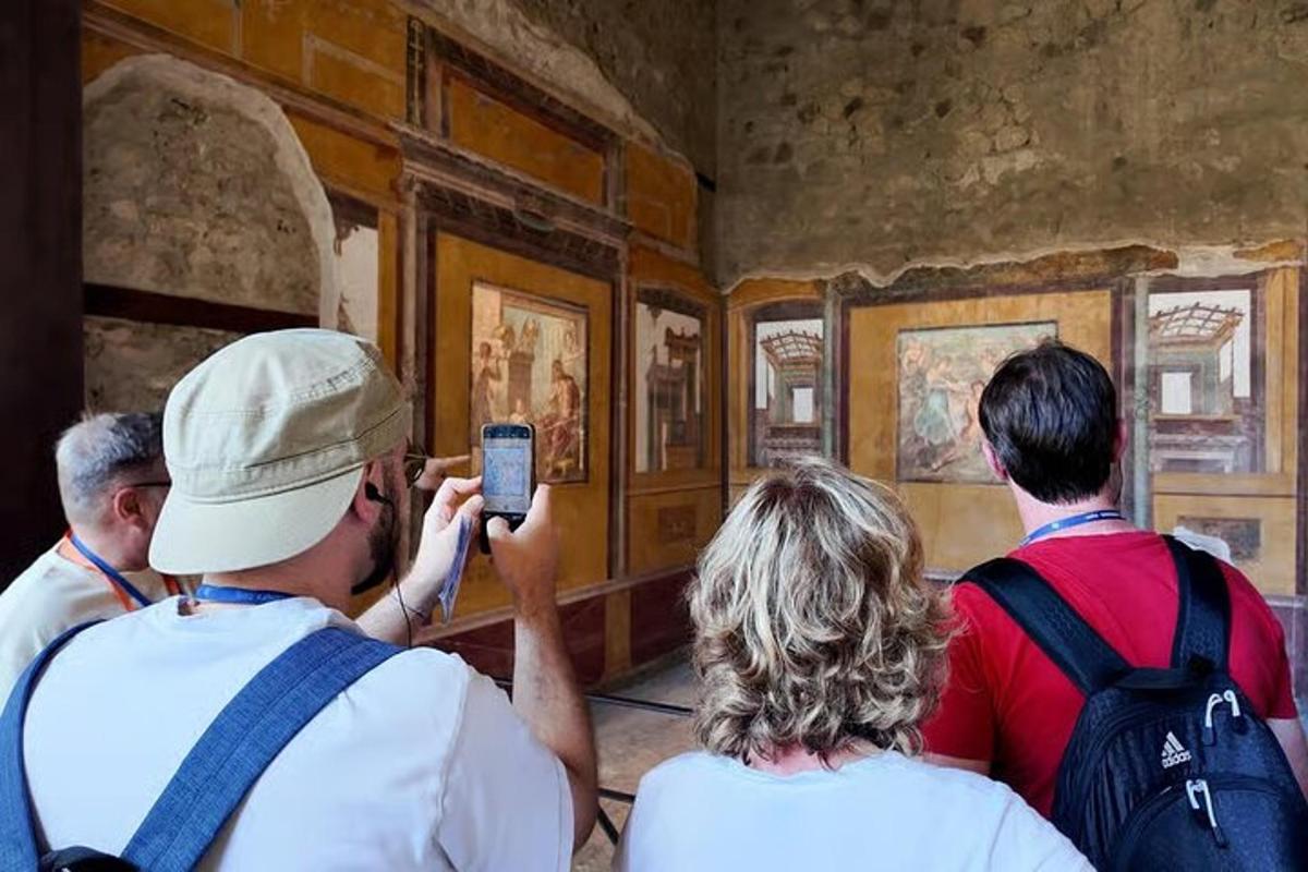 μια ομάδα ανθρώπων που φωτογραφίζουν έναν πίνακα