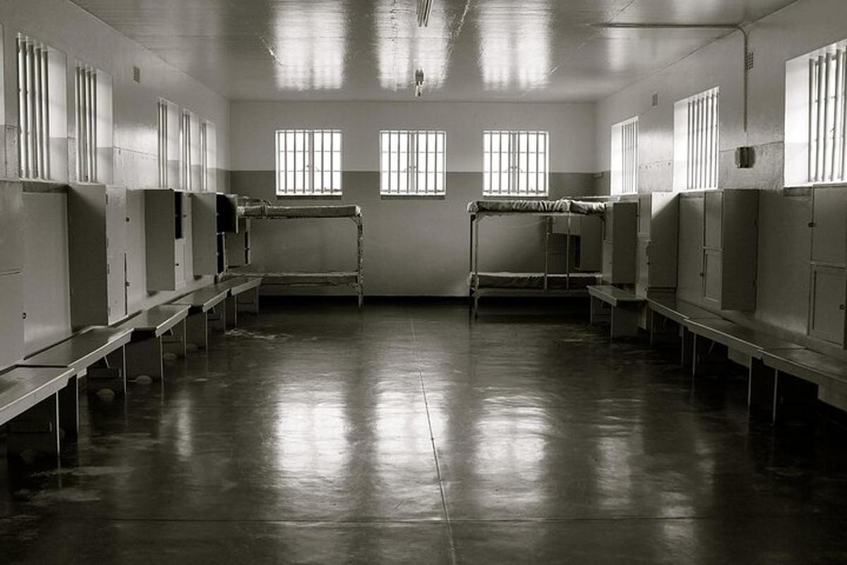 una habitació buida amb una gran sala amb taules i finestres